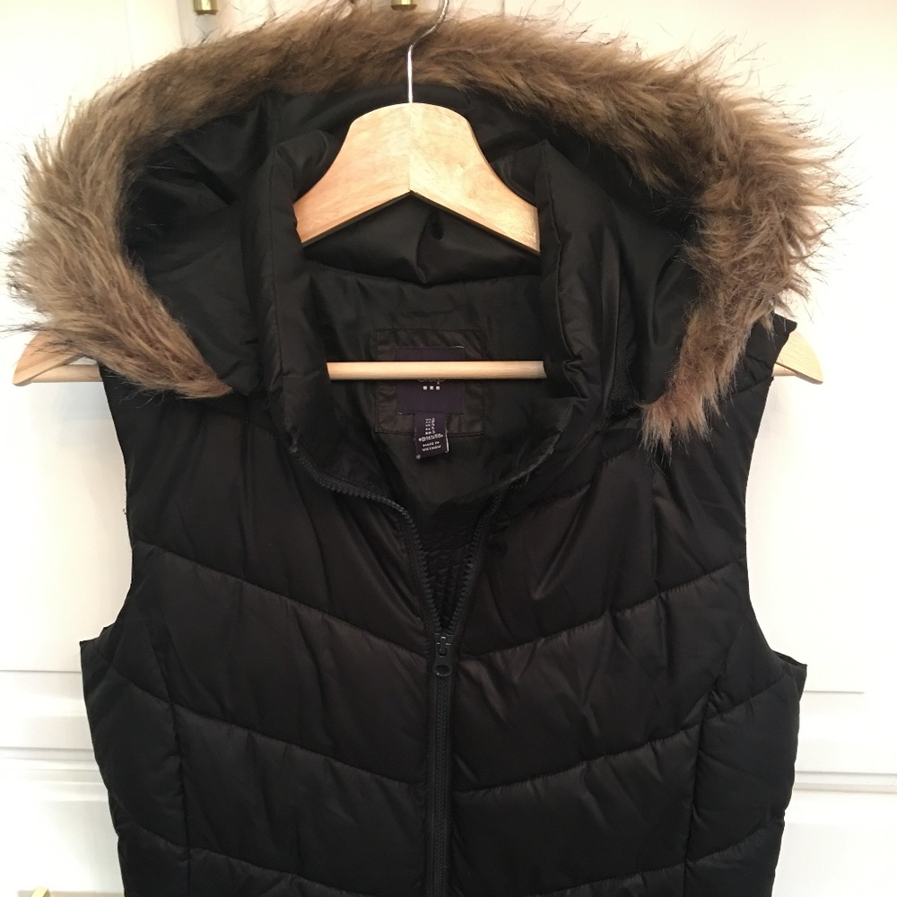✨GAP✨ Small Black Down Puffer Vest/Faux Fur Hood (removable)